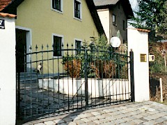 Entrance gate